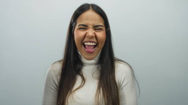 Beyaz arka planda duygularını ifade eden bir kadın izole edilmiş bir stüdyoda mutluluk, şüphe ve merak içeren yüz ifadeleri sergiliyor..