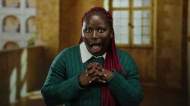 Eski bir üniversitede Afro-Amerikan kadınlarında ifade değişiklikleri, tarihi bir ortamda canlı ve duygusal jestlerle yakalanan sürpriz anları sergiliyor..