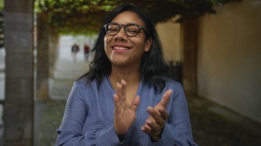 İnşaat koridorunda çıplak ellerini çırpan kadın, sarmaşıklara ve taş sütunlara tırmanıyor, kutlama yapıyor..