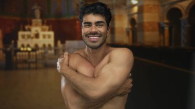 Genç adam, bulanık sıraların ve yumuşak gülümsemeli kemerli sütunların ortasında kilisede kollarını göğsüne sarıyor..