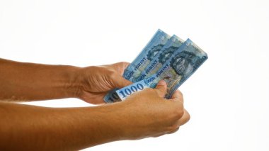 İzole edilmiş beyaz arka planda Macar banknotları tutan kadın, finansal bir konsepti temsil ediyor..