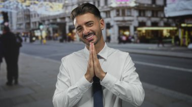 Latin kökenli genç adam sabah işe gidip gelirken beyaz gömlek ve kravatla el ele tutuşuyor..