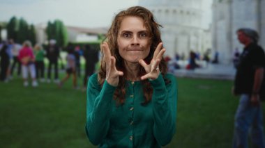 Canlı bir şehir ortamında turistler arasında sidik kulesinin önündeki hayal kırıklığını ifade eden bir kadın, duygu ve ikonik seyahat deneyiminin bir karışımını yakalıyor..