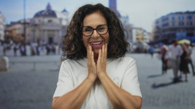 Güneşli Vatikan meydanında neşeli bir şekilde gülümseyen kadın bulanık kalabalıkla ve arka planda Aziz Peter 'in bazilikasıyla canlı bir hayat ve kültür sergiliyor..