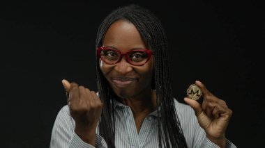 Monero sikkesini elinde tutan kadın, kara duvara karşı güvenli bir şekilde sanal para biriminin gücünü vurguluyor, kripto ve finansal güçlenmeye odaklanıyor..