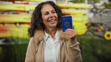 Orta yaşlı bir kadın elinde Küba pasaportu ile deniz kenarında gezmek için heyecanını göstererek kano kiraladı..