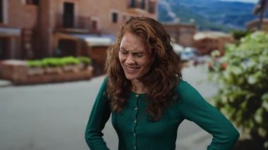 Acı içinde kıvranan bir kadın şehir sokaklarında rahatsızlık ya da hastalık önererek otantik şehir manzarasını yeşillik ve mimari ile yakalıyor..