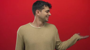 Stüdyo gösterisindeki Latin bir gencin arkasında el ele tutuşup sunum yapıyor..