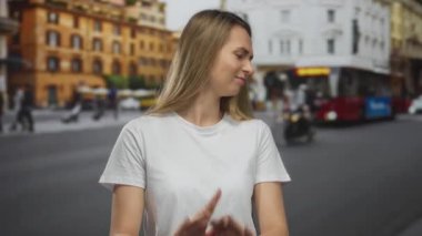 Yoğun bir şehir caddesinde, arka planda bulanık bir otobüsle reddetme hareketi yapan genç bir kadın, kentteki duygu ve ifadenin bir anını yakalıyor..