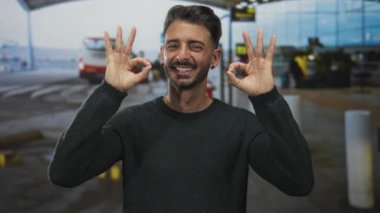 Havaalanı terminalinde gülümserken 