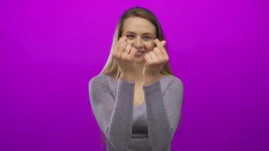 Genç bir kadın, sevgi ve mutluluğu sembolize eden neşeli ve neşeli ifadeler sergiliyor.