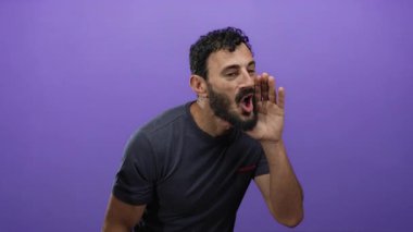 Hispanik sakallı bir adam coşkuyla el kol hareketi yaparak enerjik ve konuşkan bir sahne yaratıyor..