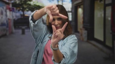 Yoğun bir caddede yaratıcı bir şekilde el kol hareketi yapan kadın, dinamik bir açık hava sahnesinde şehir enerjisini ve hayat dolu şehir yaşamını sergiliyor..