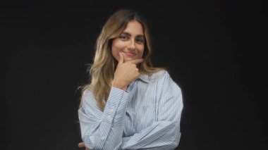 Siyahi bir stüdyo arka planına dik dik bakarken çenesini tutan kadın, merak içgözlem yansıması olduğunu düşündü..