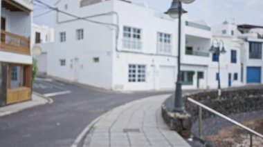 Ispanya 'nın bulanık sokak sahnesinde beyazlatılmış binalar sokak lambaları ve kaldırımlar yumuşak bir bokeh etkisi yaratıyor.