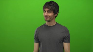 Stüdyo yeşili kamerayı işaret eden bir adam gülümseyip hafifçe öne doğru eğildiğinde;.