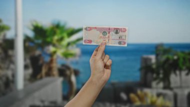 Deniz kıyısındaki kumsalda erkek el kameraları..