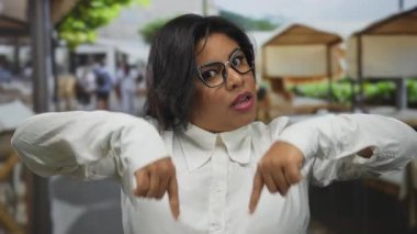 Şehir merkezindeki sokak manzarasına dikkat çeken kadın, şehir arka planındaki açık havaya odaklı dışa dönük hareketler sergiliyor..