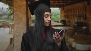 Restoran terasında elinde Ukrayna pasaportu olan İspanyol kadın, açık havada başarı ve çok kültürlü deneyim yaşıyor..