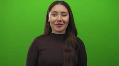 Stüdyoda İspanyol kadın iki eliyle ağzını kapatıyor..