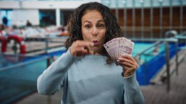 Limanda bir teknede elinde Meksika pesoları olan orta yaşlı bir kadın. Şaşırtıcı bir ifadeyle açık deniz ortamında heyecan ve entrikayı harmanlıyor..