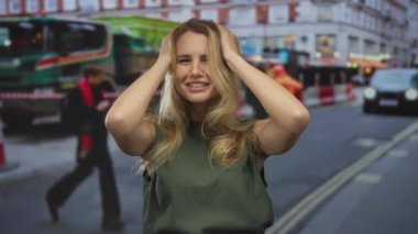 Kalabalık bir şehir caddesinde, arka planda çeşitli duygusal ifadeler yakalayan kamyonlar ve binalar bulunan kadın strese girdi.