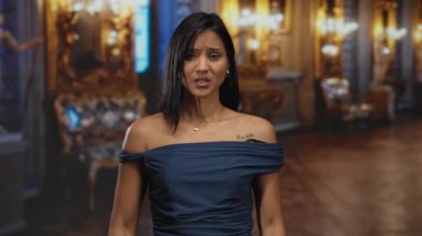 Kadın zarif müze ortamında kapalı bir yerde namaz kılıyor, duygular ve düşüncelere dalmış karmaşık sanat ve sıcak aydınlatmayla..