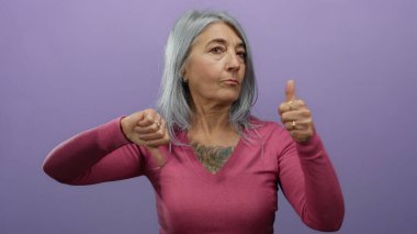 Mor bir duvara başparmaklarıyla karışık duygular besleyen, çelişkili duygular ve kararlar veren bir kadın..