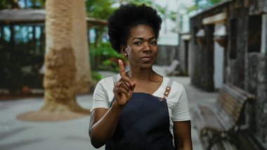 Önlük takan bir kadın parmağıyla şehir caddesinde dolaşamaz.