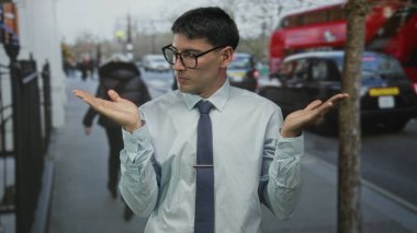 Meşgul şehir caddesinde, park halindeki bir taksinin yanında büyümüş, İspanyol asıllı genç bir adam..