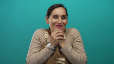 Önlüklü kadın canlı yeşil duvar arka planına şaşırdığını ifade ediyor.