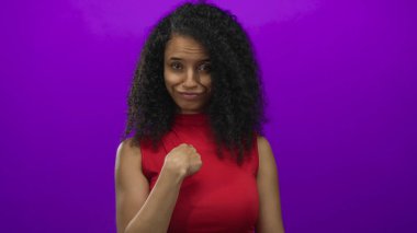 Kırmızı noktalı genç İspanyol kadın izole edilmiş mor bir stüdyo duvarına karşı parmak göğse; gurur..