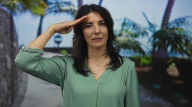 Orta yaşlı İspanyol kadın, palmiye gövdeleri ve yemyeşil yapraklarla ormanda el ele tutuşarak el ele tutuşuyor..