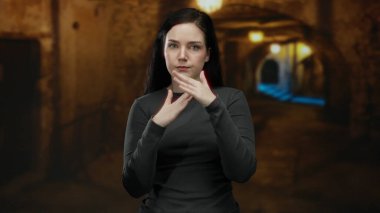 Kadınlar, antik Roma harabelerinde modern iletişimin bir karışımını tarihsel mimarinin arka planına karşı sergileyerek, odaklanmış bir ifadeyle zaman aşımına uğruyor..