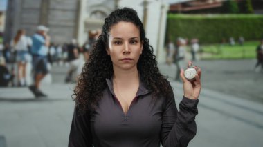 Dışarıda kronometre tutan kadın, arka planda sidik kulesi olan, insanlarla çevrili, açık hava, turist, ispanyol, zaman, İtalya, şehir simgesi.