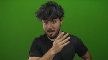 Siyah tişörtlü, esrarengiz bir gizem ve iletişim entrikalarına karşı esrarengiz konuşmalar yapan Latin kökenli genç bir adam..