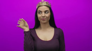 Taçlı İspanyol kadın pembe bir duvarın önünde fermuar hareketi yapıyor, gizlilik ve zarafeti somutlaştırıyor..