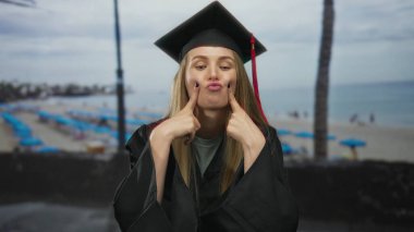 Mezuniyet şapkalı genç bir kadın, arka planda palmiye ağaçları ve okyanuslarla dolu pitoresk plajlarda neşeli yüzler çizerek başarıyı kaprisli açık havada harmanlıyor..