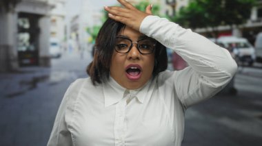 Gözlüklü kadın, şehir sokaklarında şok olduğunu ifade ederek, şehir yaşamını, şehir içi fahişelikle çevrelenmiş, moda ve İspanyol kimliğiyle ön plana çıkarıyor..