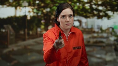 Turuncu tulumlu kadın bıçakla sokakta dolaşarak şüpheli ve yoğun bir atmosfer yaratıyor..