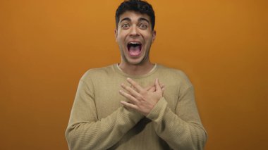 Erkekler stüdyoda el ele tutuşurken Latin kökenli genç bir erkek sürpriz yapıyor..