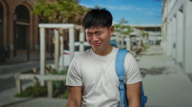 Şehrin güneşli sokaklarında duygularını ifade eden mavi sırt çantalı genç bir adam, öğrenci hayatının bir yönünü gözler önüne seriyor..