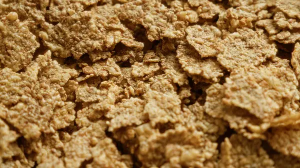 Yakından çekilmiş mısır gevreği görüntüsü bir yığın gevrek altın mısır gevreği sergiliyor. Lezzetli bir kahvaltı seçeneği sunuyor.