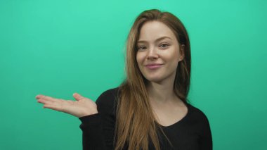 Stüdyoda hafifçe gülümseyen ve yumuşak bakışlı, güven davetlisi genç beyaz kadın..