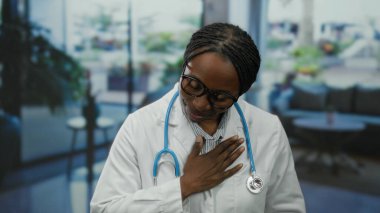 Doktor içeride steteskop takıyor, elleri kalbimde hastanede duruyor..