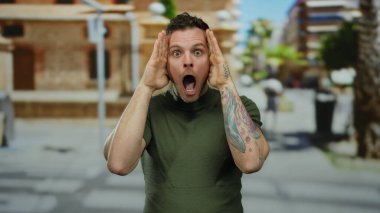 Dövmeli genç bir adam, şaşkın bir ifadeyle bir şehir sokağında gözlerini açar. Bir anlık neşe ve spontane bir anı yakalar..