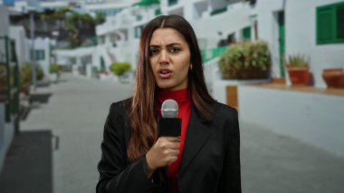 Sunny Caddesi 'nde mikrofon tutan kadın muhabir gazetecilik ve hava durumunu aktarıyor..