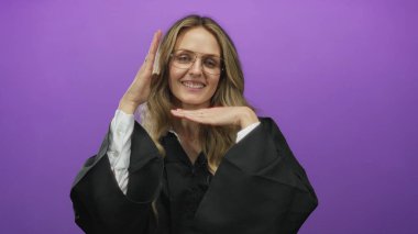 Kadın çerçevelenmiş arka plan genç sarışın yargıç üniforması izole edilmiş mor perde arkası kendine güvenen gülümseme ve dengeli elleri vurguluyor.