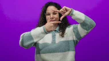 Gözlük takan ve çizgili süveter giyen kadın, modern görsel kültürde yaratıcılığı ve kendini ifade etmeyi vurguluyor..