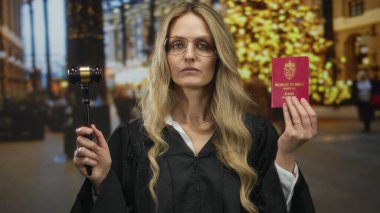 Kadın, elinde Norveç pasaportu ve tokmağı olan dışarıda, modern bir şehir manzarasında yetki, seyahat ve kimlik doğrulaması sunuyor..